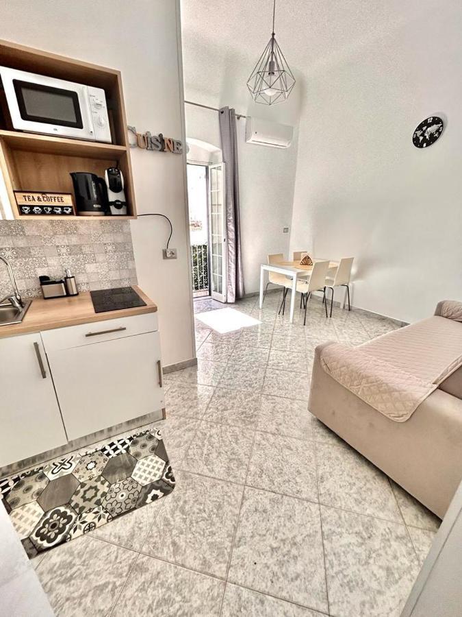 Newhouse Class Bari Esterno foto