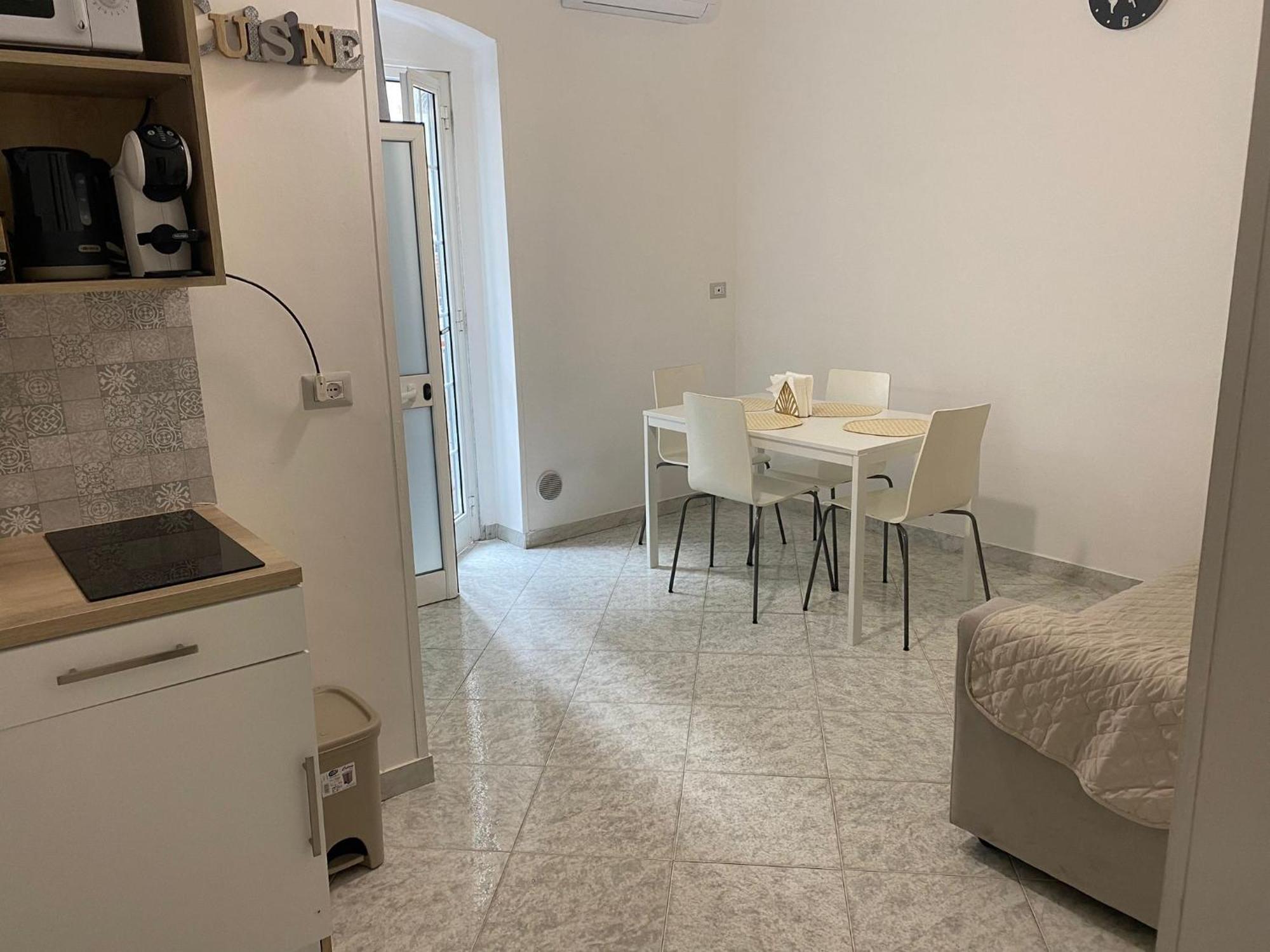 Newhouse Class Bari Esterno foto